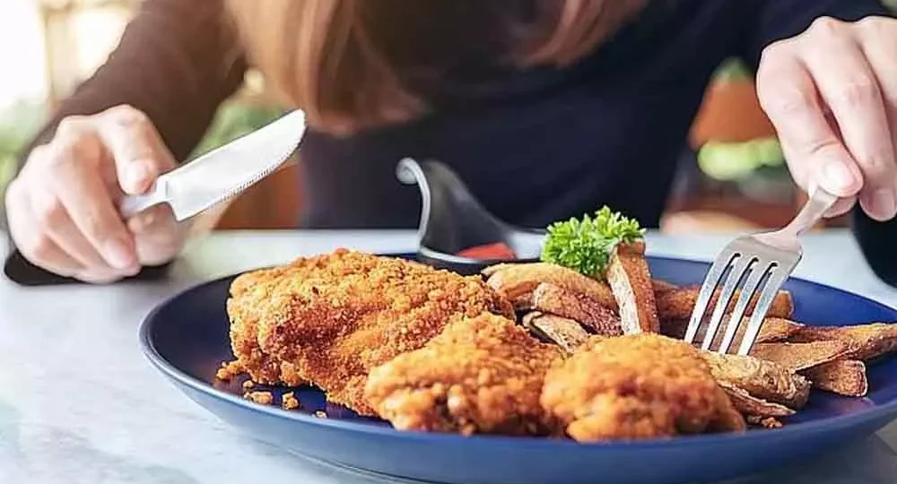 32 girl students fall sick after having chicken